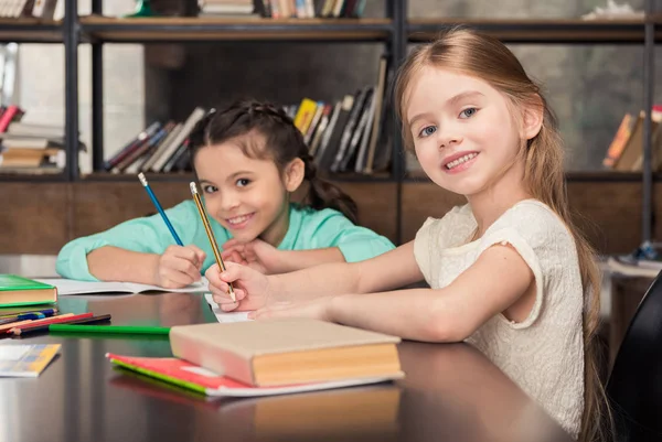 Schoolchildren studying together — Stock Photo