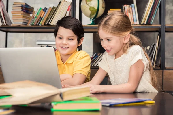 Niños usando laptop - foto de stock