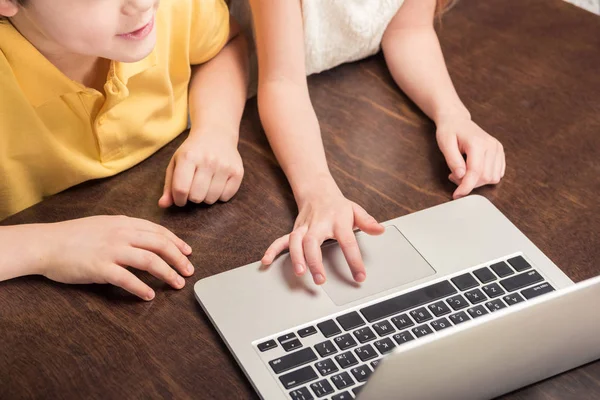 Kinder benutzen Laptop — Stockfoto