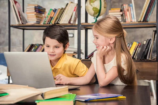 Enfants utilisant un ordinateur portable — Photo de stock