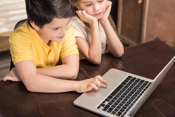 Kinder benutzen Laptop — Stockfoto