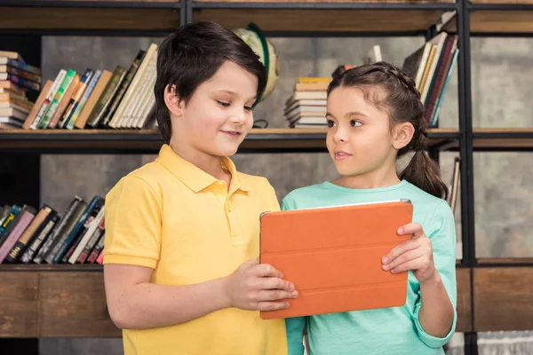 Niños con tableta digital - foto de stock