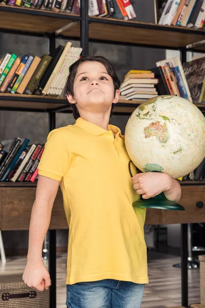 Écolier tenant globe — Photo de stock