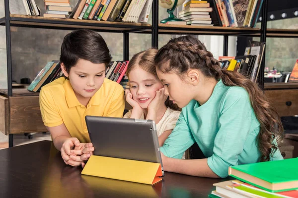 Crianças com tablet digital — Fotografia de Stock