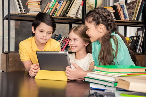 Crianças com tablet digital — Fotografia de Stock