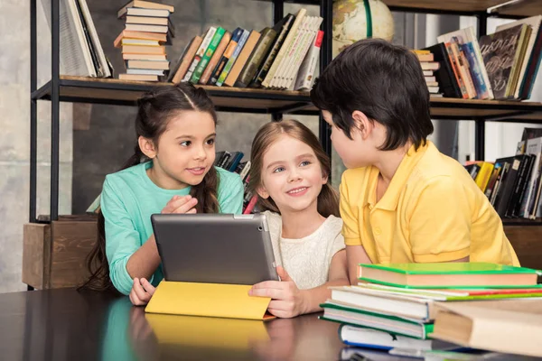 Niños con tableta digital - foto de stock