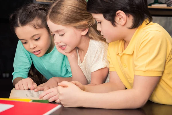 Schoolchildren studying together — Stock Photo