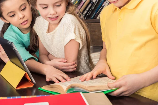 Schoolchildren studying together — Stock Photo