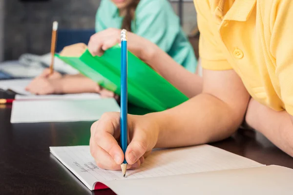 Los escolares estudian juntos - foto de stock