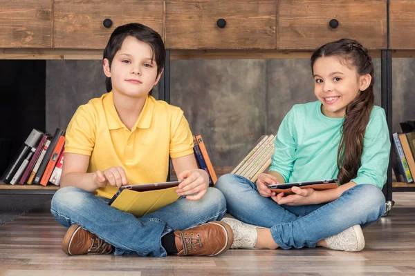 Enfants avec tablettes numériques — Photo de stock