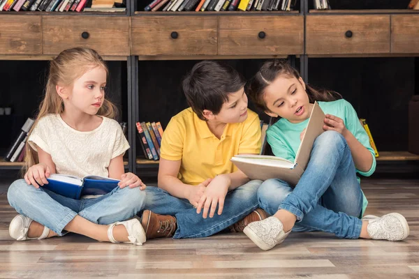 Camarades de classe lisant des livres — Photo de stock