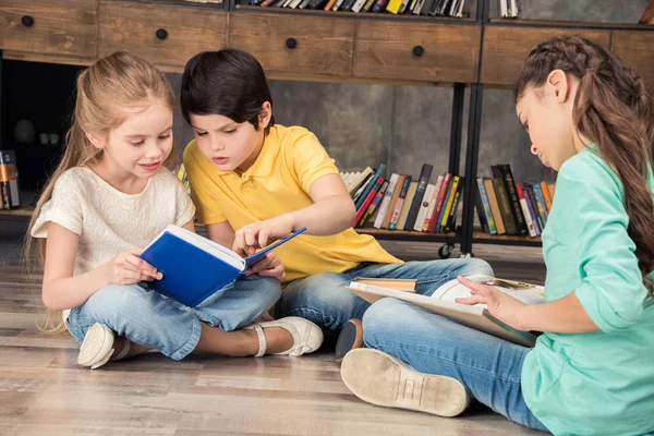 Compañeros de clase leyendo libros - foto de stock