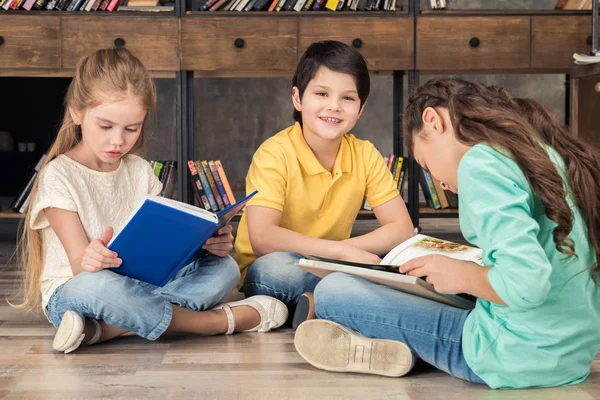 Klassenkameraden lesen Bücher — Stockfoto