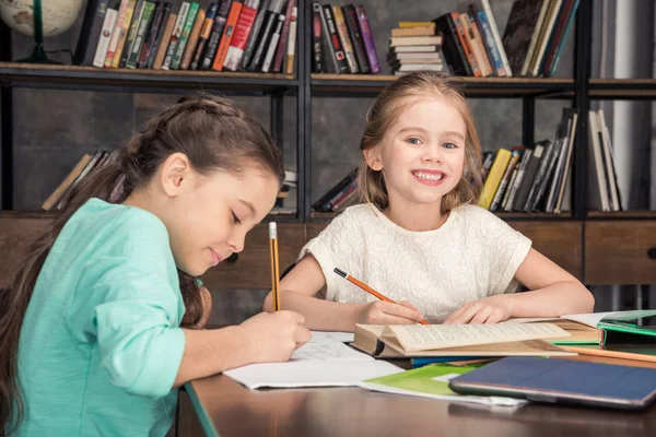 Chicas haciendo la tarea - foto de stock