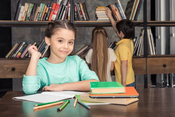 Fille faire des devoirs — Photo de stock