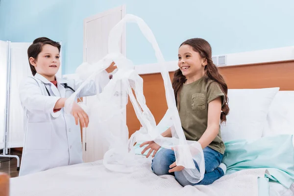 Enfants jouant médecin et patient — Photo de stock