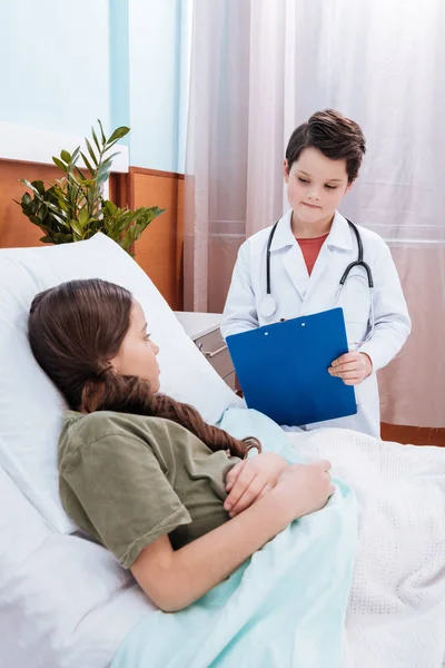 Kids playing doctor and patient — Stock Photo