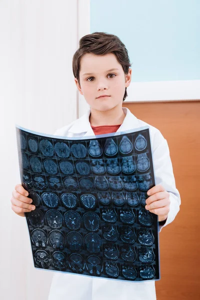 Мальчик-врач в форме — стоковое фото
