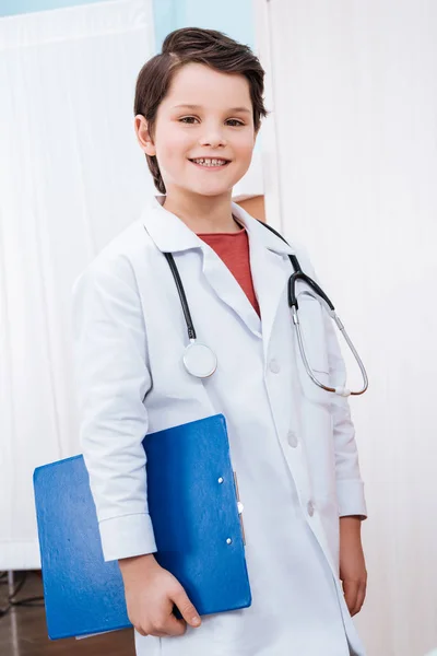 Niño doctor en uniforme - foto de stock