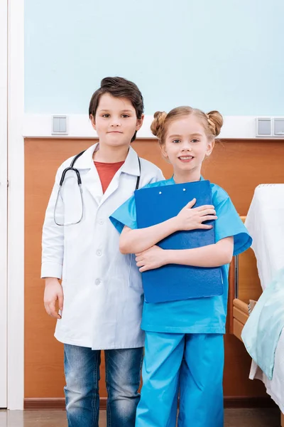 Kids playing doctor and nurse — Stock Photo