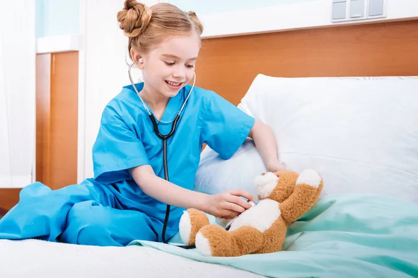 Enfermeira menina em uniforme — Fotografia de Stock