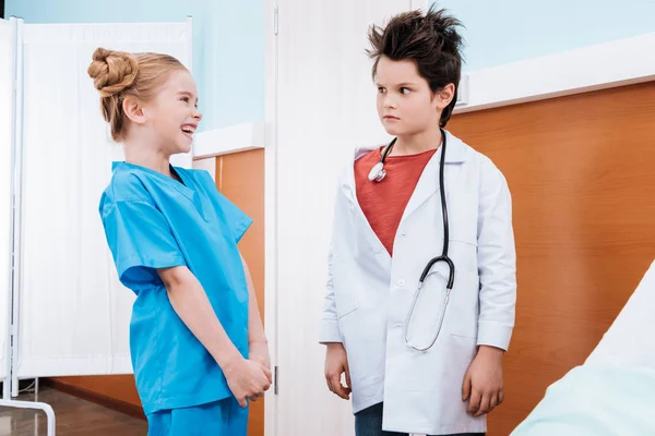Niños jugando doctor y enfermera - foto de stock