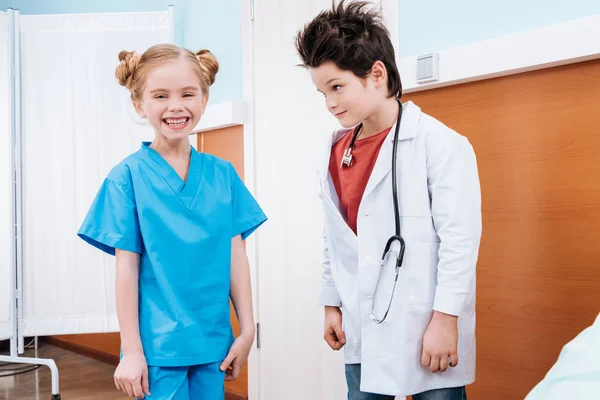 Enfants jouant médecin et infirmière — Photo de stock