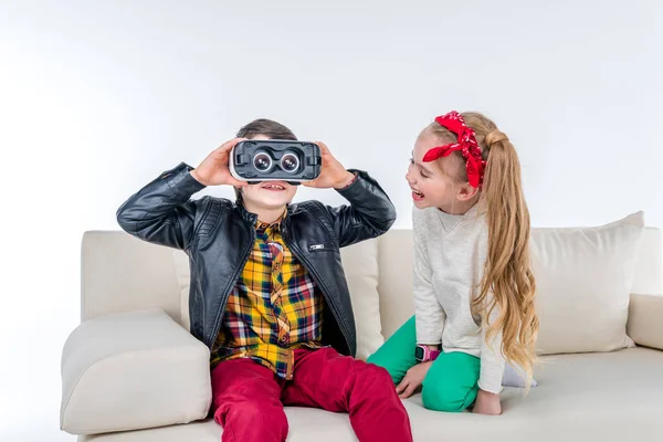 Kinder mit Virtual Reality-Headset — Stockfoto