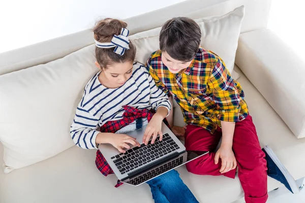 Bambini che utilizzano laptop — Foto stock