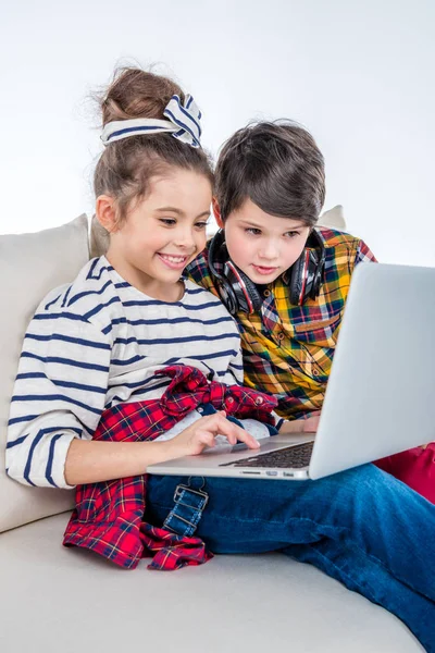 Niños usando laptop - foto de stock