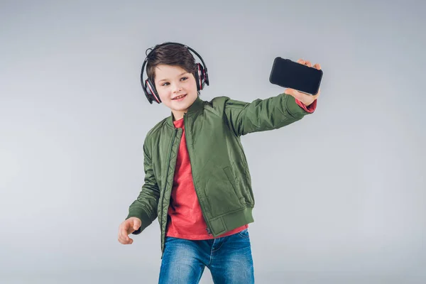 Carino ragazzo prendendo selfie — Foto stock