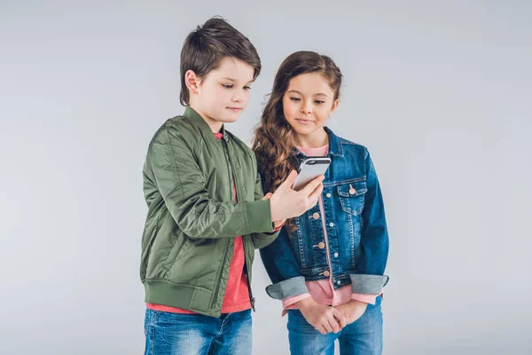 Niños usando smartphone - foto de stock