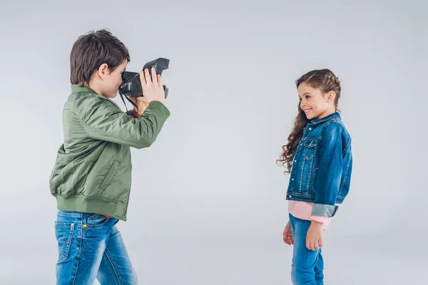 Мальчик фотографирует девочку — стоковое фото