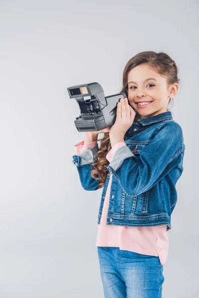 Adorable fille avec caméra rétro — Photo de stock