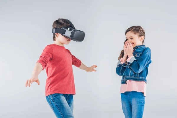 Niño usando auriculares de realidad virtual - foto de stock