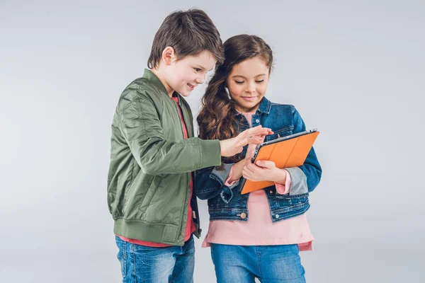 Enfants utilisant une tablette numérique — Photo de stock