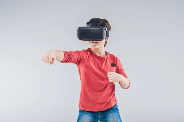 Menino usando fone de ouvido de realidade virtual — Fotografia de Stock