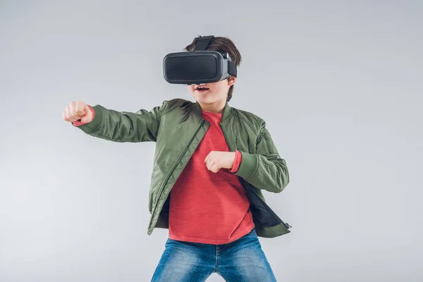 Menino usando fone de ouvido de realidade virtual — Fotografia de Stock