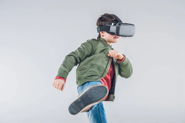 Menino usando fone de ouvido de realidade virtual — Fotografia de Stock