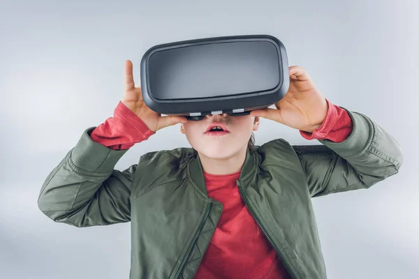 Menino usando fone de ouvido de realidade virtual — Fotografia de Stock