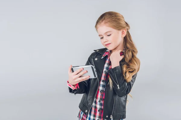 Chica usando smartphone - foto de stock