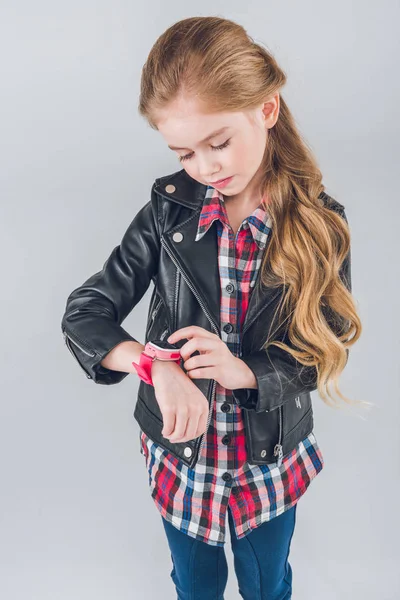 Дівчина за допомогою smartwatch — стокове фото