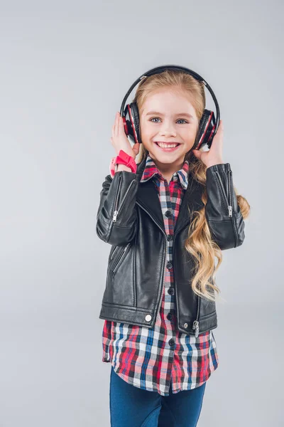 Niña en auriculares - foto de stock