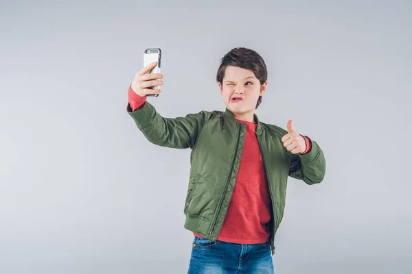 Мальчик с помощью смартфона — стоковое фото