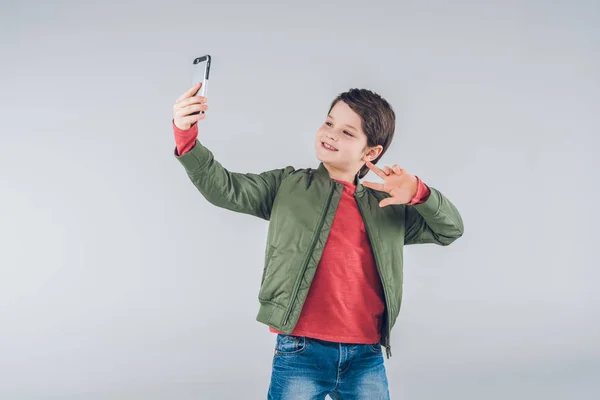 Menino usando smartphone — Fotografia de Stock