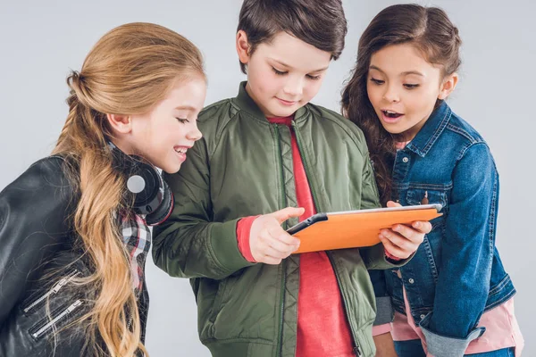 Enfants utilisant une tablette numérique — Photo de stock