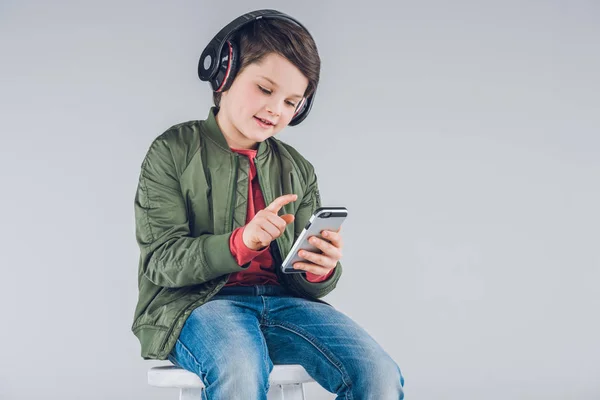 Niño usando smartphone - foto de stock