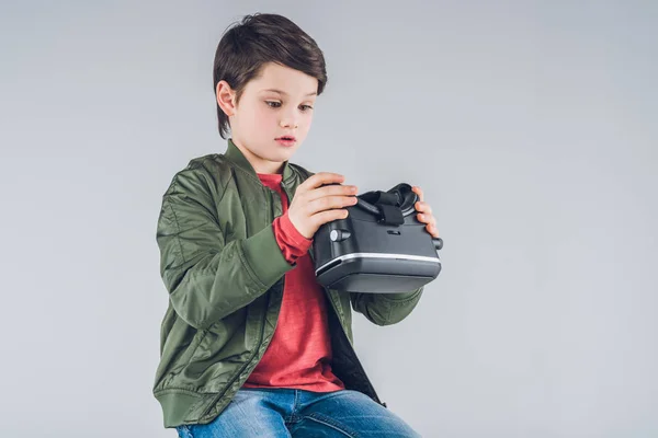 Niño con auriculares de realidad virtual - foto de stock