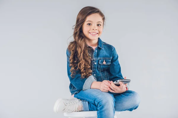 Menina usando smartphone — Fotografia de Stock