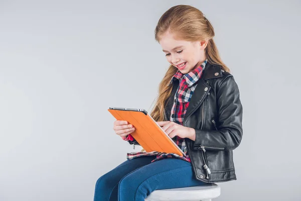 Mädchen mit digitalem Tablet — Stockfoto